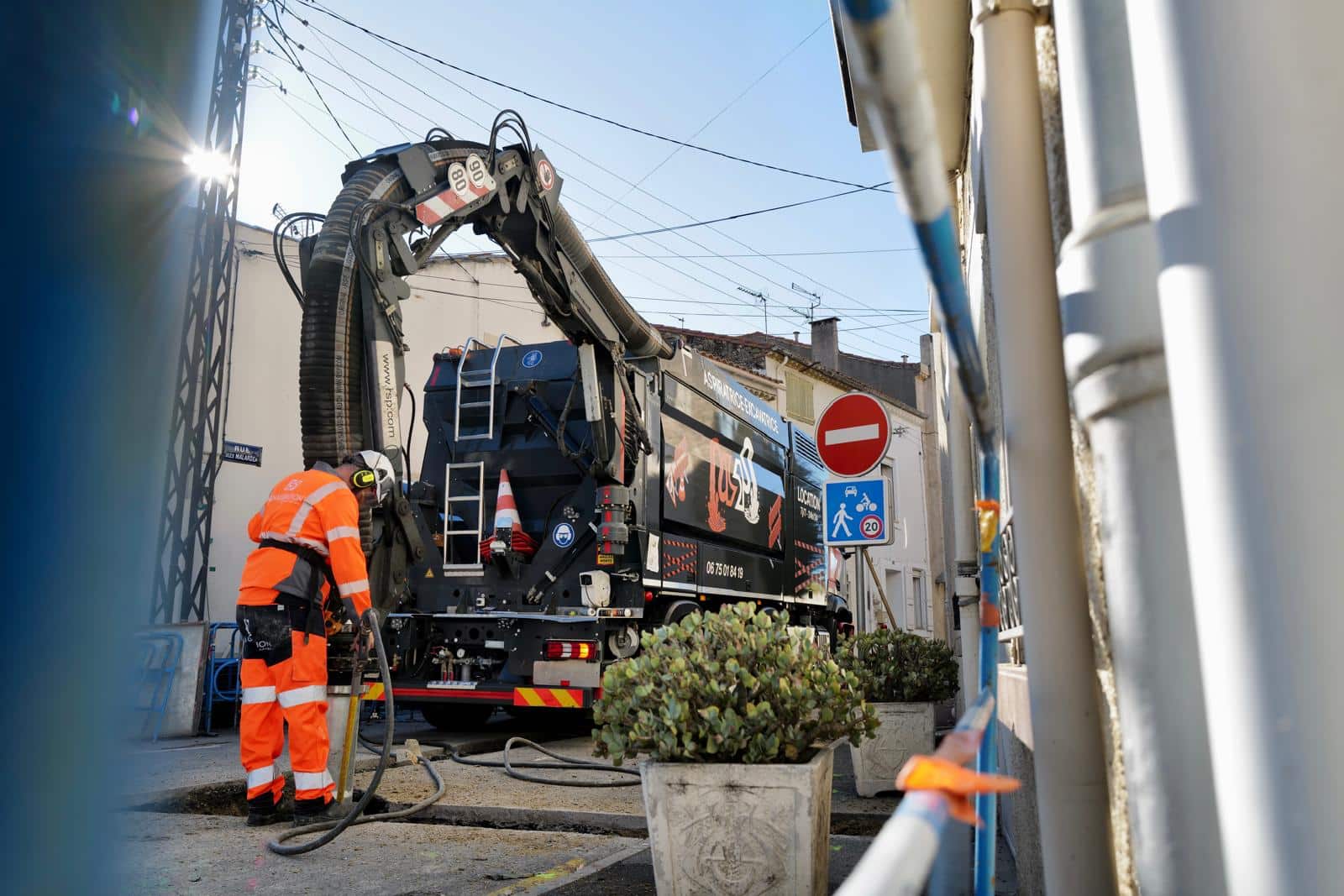 Aspiratrice excavatrice : terrassement par aspiration Ouvrier utilisant une aspiratrice excavatrice pour des travaux de terrassement dans la rue des Malardies.